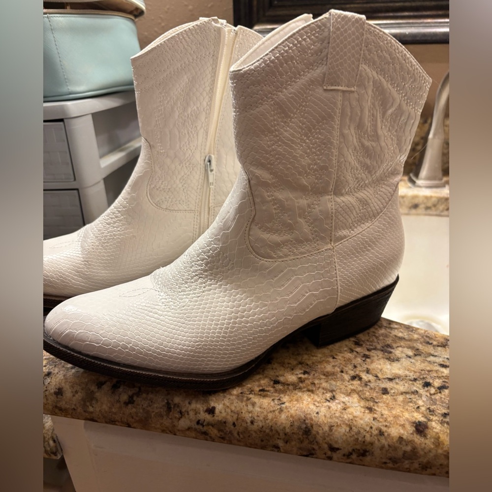Coconuts by Matisse Women Derringer White Boot with Heel
